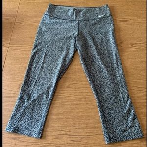 Nike Grey Patterned Leggings Crop Size Medium